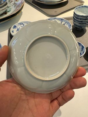 13 tasse et 14 soucoupes en porcelaine de Chine en bleu et blanc à décor floral et de dragon, Kangxi/Yongzheng — photo 5