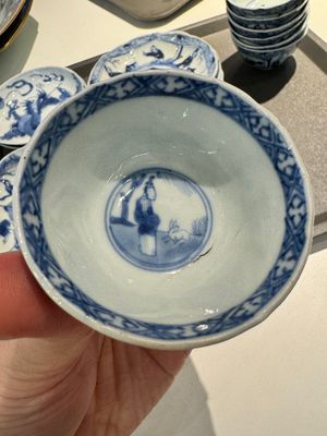 13 tasse et 14 soucoupes en porcelaine de Chine en bleu et blanc à décor floral et de dragon, Kangxi/Yongzheng — photo 6