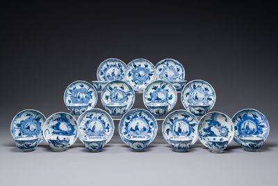 13 tasse et 14 soucoupes en porcelaine de Chine en bleu et blanc à décor floral et de dragon, Kangxi/Yongzheng