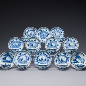 13 tasse et 14 soucoupes en porcelaine de Chine en bleu et blanc à décor floral et de dragon, Kangxi/Yongzheng — photo 1