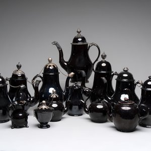 13 various Namur black-glazed pottery wares, 18th C. — 照片 1