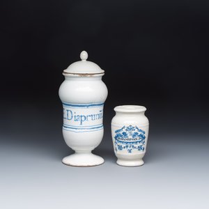 A blue and white Dutch Delft apothecary jar inscribed 'PHILO. ROMANUM' and a French apothecary jar and cover — 照片 1