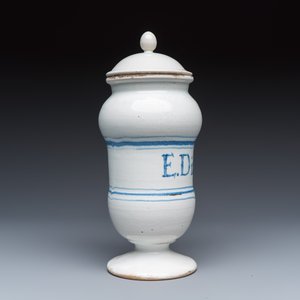 A blue and white Dutch Delft apothecary jar inscribed 'PHILO. ROMANUM' and a French apothecary jar and cover — 照片 11