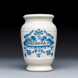 A blue and white Dutch Delft apothecary jar inscribed 'PHILO. ROMANUM' and a French apothecary jar and cover — 照片 2