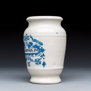 A blue and white Dutch Delft apothecary jar inscribed 'PHILO. ROMANUM' and a French apothecary jar and cover — 照片 3