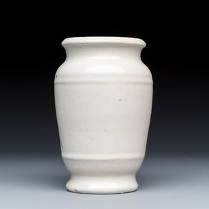 A blue and white Dutch Delft apothecary jar inscribed 'PHILO. ROMANUM' and a French apothecary jar and cover — 照片 4