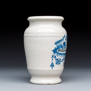 A blue and white Dutch Delft apothecary jar inscribed 'PHILO. ROMANUM' and a French apothecary jar and cover — 照片 5