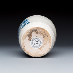A blue and white Dutch Delft apothecary jar inscribed 'PHILO. ROMANUM' and a French apothecary jar and cover — 照片 7