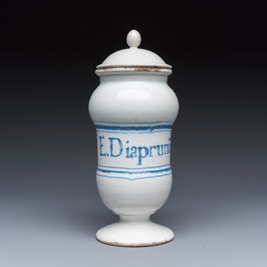 A blue and white Dutch Delft apothecary jar inscribed 'PHILO. ROMANUM' and a French apothecary jar and cover — 照片 8