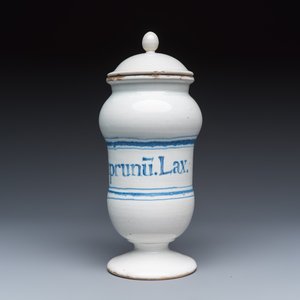 A blue and white Dutch Delft apothecary jar inscribed 'PHILO. ROMANUM' and a French apothecary jar and cover — 照片 9