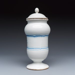 A blue and white Dutch Delft apothecary jar inscribed 'PHILO. ROMANUM' and a French apothecary jar and cover — 照片 10