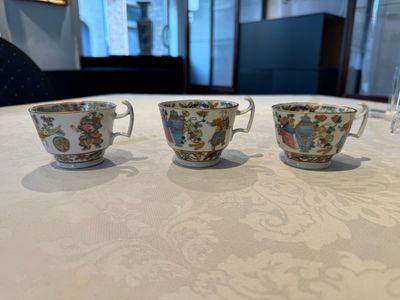 14 Chinese Canton famille rose 'Wu Shuang Pu-style' cups and saucers, 19th C. — photo 43