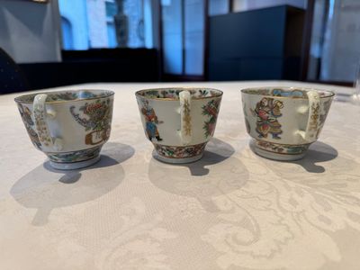 14 Chinese Canton famille rose 'Wu Shuang Pu-style' cups and saucers, 19th C. — photo 48