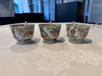 14 Chinese Canton famille rose 'Wu Shuang Pu-style' cups and saucers, 19th C. — photo 50