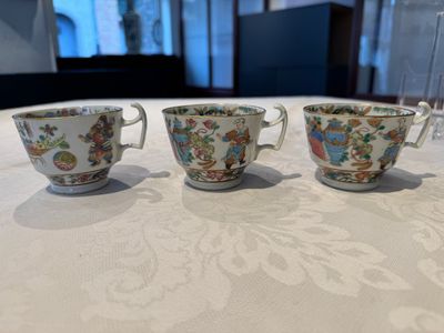 14 Chinese Canton famille rose 'Wu Shuang Pu-style' cups and saucers, 19th C. — photo 55