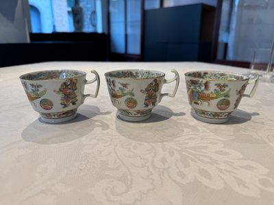 14 Chinese Canton famille rose 'Wu Shuang Pu-style' cups and saucers, 19th C. — photo 61