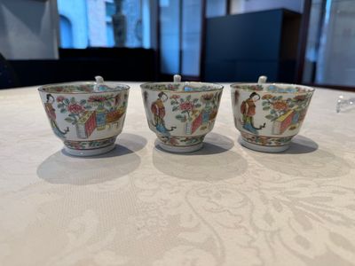 14 Chinese Canton famille rose 'Wu Shuang Pu-style' cups and saucers, 19th C. — photo 62