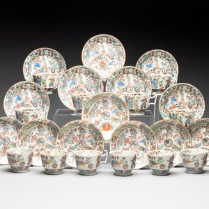 14 Chinese Canton famille rose 'Wu Shuang Pu-style' cups and saucers, 19th C. — photo 1