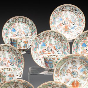 14 Chinese Canton famille rose 'Wu Shuang Pu-style' cups and saucers, 19th C. — photo 2