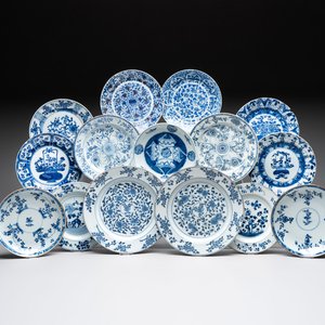 15 Chinese blue and white plates with floral and 'shou 壽' design, Yongzheng mark, 18th C. — 照片 1