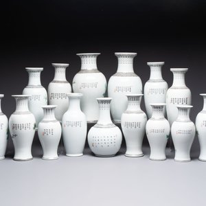 15 Chinese famille rose vases with birds among flowering branches, Qianlong and Jingdezhen marks, 20th C. — photo 2