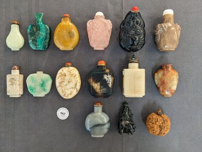 15 Chinese hardstone, glass and walnut snuff bottles, 19/20th C. — 照片 1