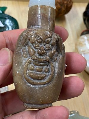15 Chinese hardstone, glass and walnut snuff bottles, 19/20th C. — 照片 51