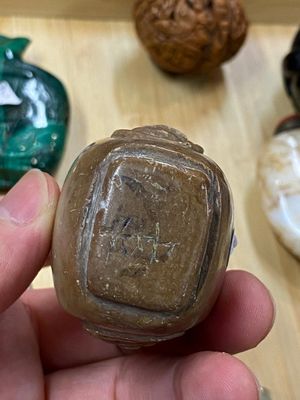 15 Chinese hardstone, glass and walnut snuff bottles, 19/20th C. — 照片 52