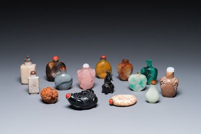 15 Chinese snuifflessen in hardsteen, glas en walnoot, 19/20e eeuw