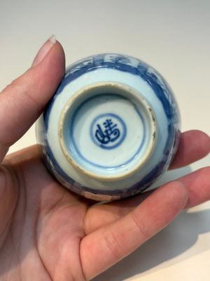 16 Chinese blue and white cups and 24 saucers, various marks, Kangxi and later — photo 102