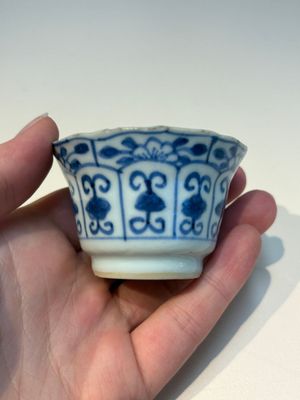 16 Chinese blue and white cups and 24 saucers, various marks, Kangxi and later — photo 109