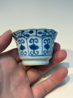 16 Chinese blue and white cups and 24 saucers, various marks, Kangxi and later — photo 110