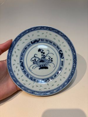 16 Chinese blue and white cups and 24 saucers, various marks, Kangxi and later — photo 11