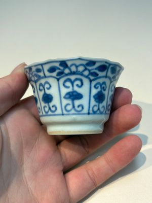 16 Chinese blue and white cups and 24 saucers, various marks, Kangxi and later — photo 111