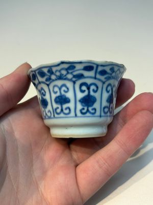 16 Chinese blue and white cups and 24 saucers, various marks, Kangxi and later — photo 112