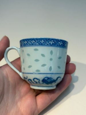 16 Chinese blue and white cups and 24 saucers, various marks, Kangxi and later — photo 115