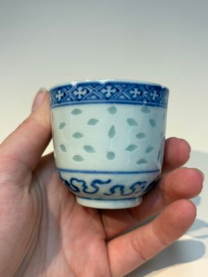 16 Chinese blue and white cups and 24 saucers, various marks, Kangxi and later — photo 122