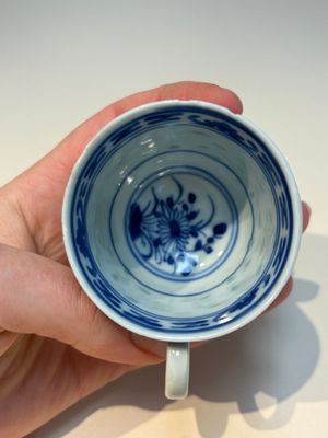 16 Chinese blue and white cups and 24 saucers, various marks, Kangxi and later — photo 125