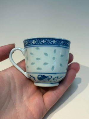 16 Chinese blue and white cups and 24 saucers, various marks, Kangxi and later — photo 127