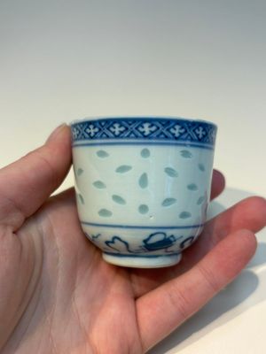 16 Chinese blue and white cups and 24 saucers, various marks, Kangxi and later — photo 128