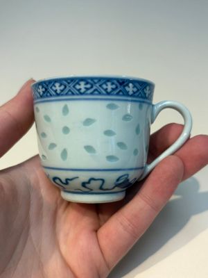 16 Chinese blue and white cups and 24 saucers, various marks, Kangxi and later — photo 129