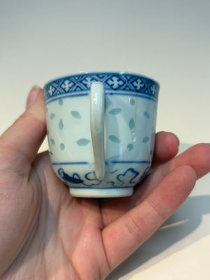 16 Chinese blue and white cups and 24 saucers, various marks, Kangxi and later — photo 130