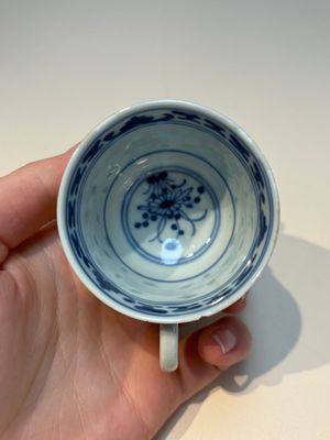 16 Chinese blue and white cups and 24 saucers, various marks, Kangxi and later — photo 131