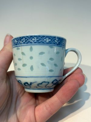 16 Chinese blue and white cups and 24 saucers, various marks, Kangxi and later — photo 135