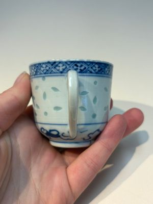 16 Chinese blue and white cups and 24 saucers, various marks, Kangxi and later — photo 136