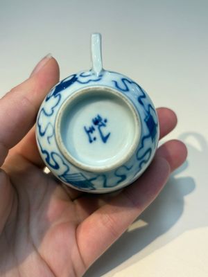 16 Chinese blue and white cups and 24 saucers, various marks, Kangxi and later — photo 138