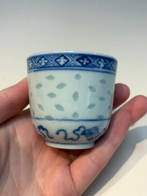 16 Chinese blue and white cups and 24 saucers, various marks, Kangxi and later — photo 140