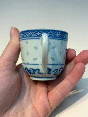 16 Chinese blue and white cups and 24 saucers, various marks, Kangxi and later — photo 142