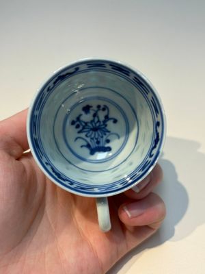 16 Chinese blue and white cups and 24 saucers, various marks, Kangxi and later — photo 143