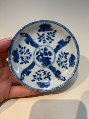 16 Chinese blue and white cups and 24 saucers, various marks, Kangxi and later — photo 31